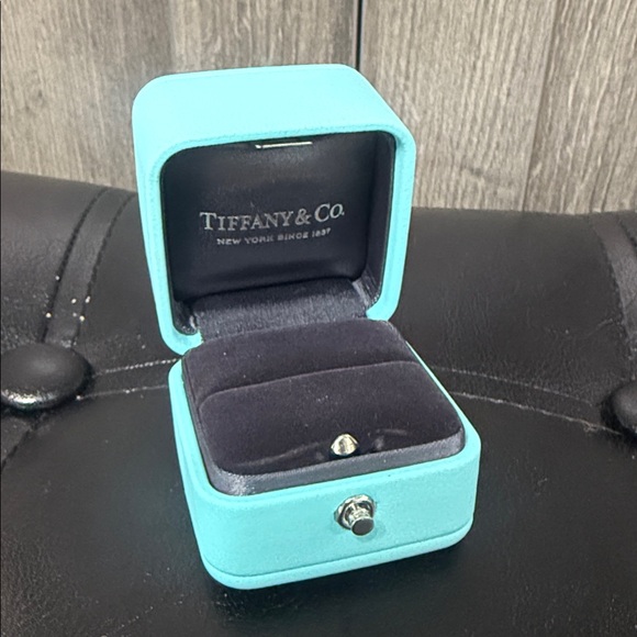 Genuine Tiffany & Co Blue Leather Ring Small Gift Presentation Box Clasp Closure